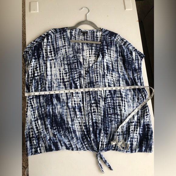 3X Torrid blue tie-dye challis dolman top - Picture 8 of 9